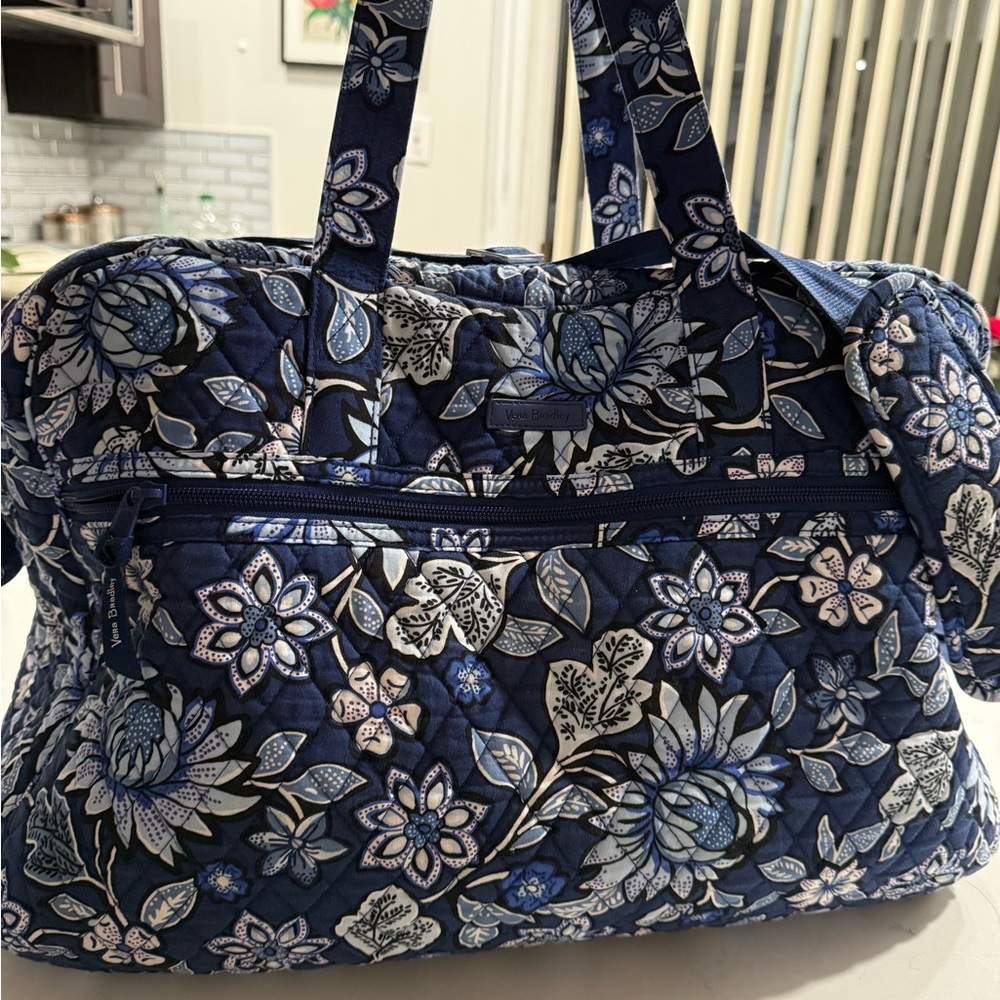 Vera Bradley Weekender travel bag size large - Picture 1 of 8